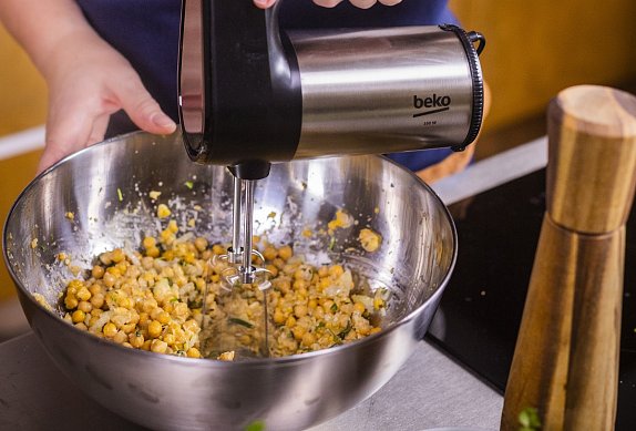 Falafel z horkovzdušné fritézy s bylinkovým dipem