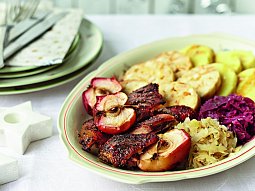 Kachní prsa pečená s jablky, zelí a knedlíky