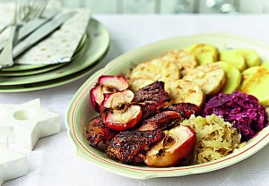 Kachní prsa pečená s jablky, zelí a knedlíky