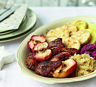 Kachní prsa pečená s jablky, zelí a knedlíky