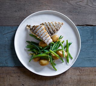 Grilovaný mořský vlk s teplým bramborovým salátem