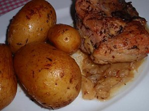 Pečené vepřové ocásky (nejen) s bramborami Pečené vepřové ocásky (nejen) s bramborami