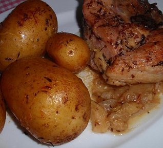 Pečené vepřové ocásky (nejen) s bramborami