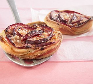 Švestkový koláč z listového těsta