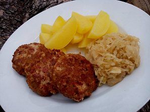 Zelné karbanátky s uzeným masem