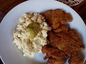 Květákový salát se smaženým řízkem