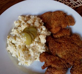 Květákový salát se smaženým řízkem