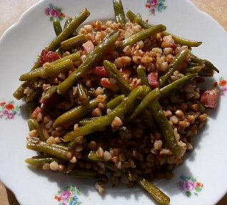 Pohanka se slaninou a fazolkami