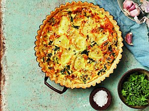 Sýrový quiche s pečeným česnekem a kadeřávkem