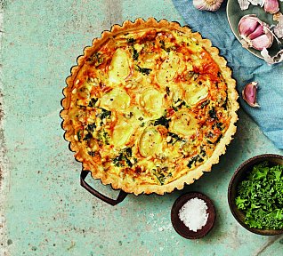 Sýrový quiche s pečeným česnekem a kadeřávkem