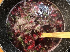 Polévka z červené řepy - se smetanou a krutony