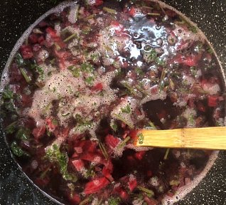 Polévka z červené řepy - se smetanou a krutony