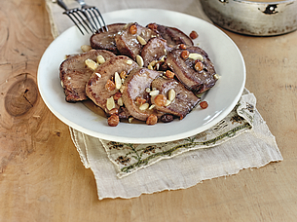 Hovězí jazyk s rozinkovou omáčkou