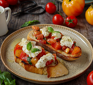 Rajčatová bruschetta s mozzarellou
