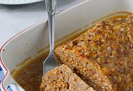 Krůtí sekaná se sýrem, mrkví a cuketou