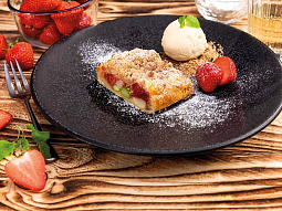 Štrúdl s chřestem a jahodami