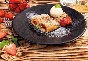 Štrúdl s chřestem a jahodami