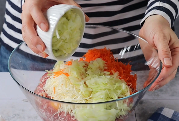 Krůtí sekaná se sýrem, mrkví a cuketou