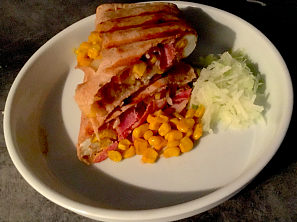 Snídaňová tortilla s volským okem, slaninou a kukuřicí