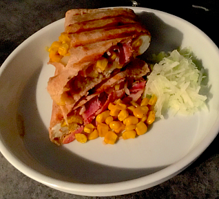 Snídaňová tortilla s volským okem, slaninou a kukuřicí