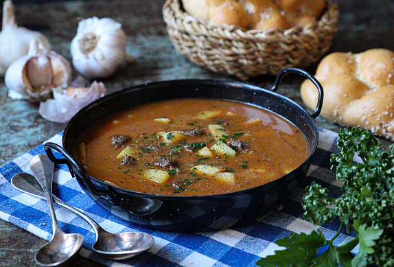 Klasická gulášová polévka