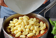 Zapečené noky s rajčaty a mletým masem