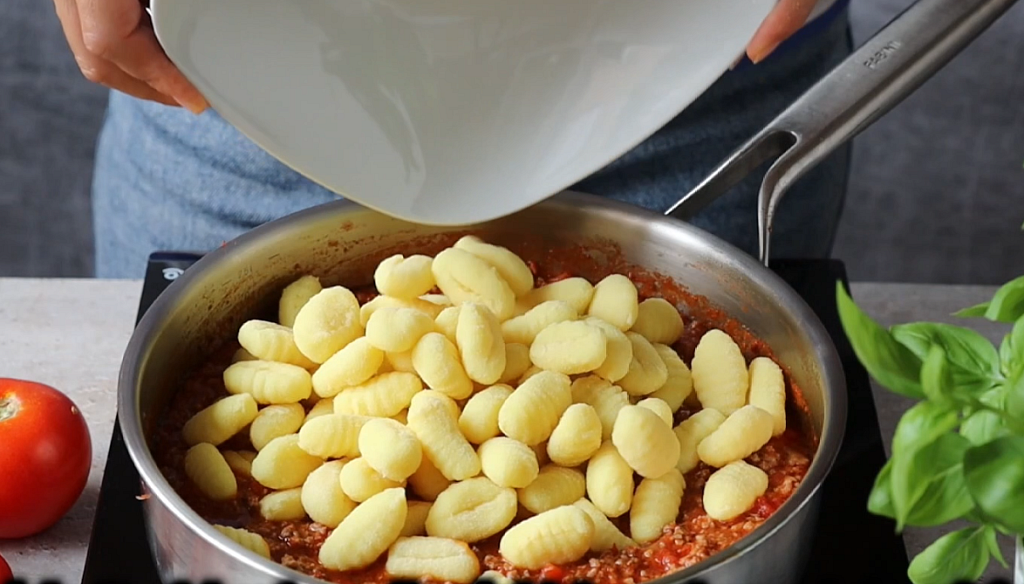 Zapečené noky s rajčaty a mletým masem