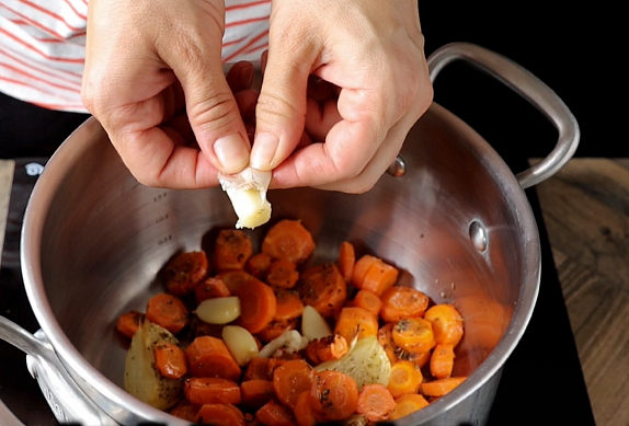 Polévka z pečené mrkve a červené čočky