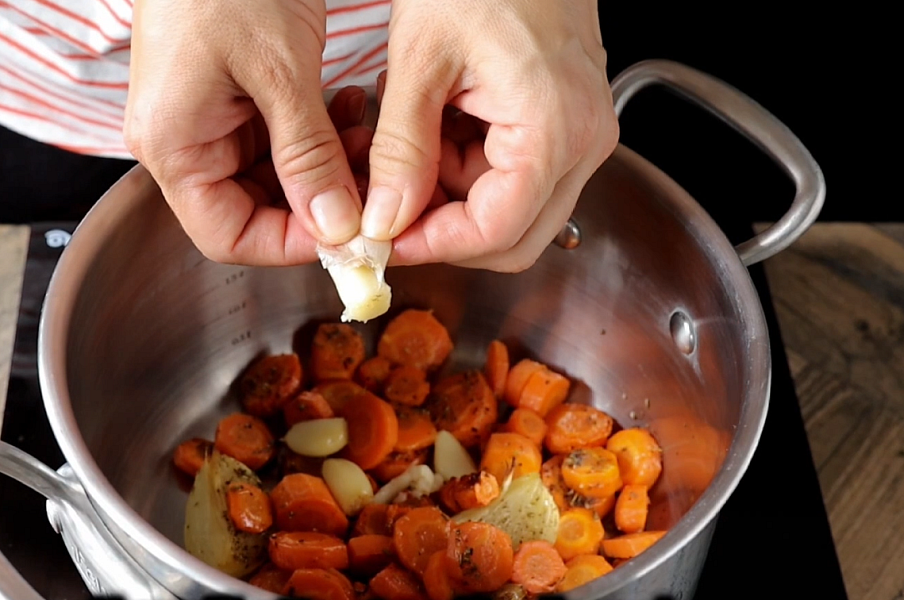 Polévka z pečené mrkve a červené čočky