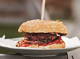 Hovězí burger s čedarem a jalapeños