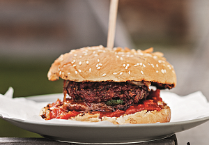 Hovězí burger s čedarem a jalapeños