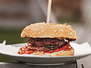 Hovězí burger s čedarem a jalapeños