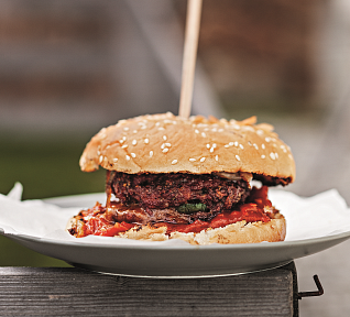 Hovězí burger s čedarem a jalapeños