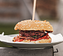 Hovězí burger s čedarem a jalapeños