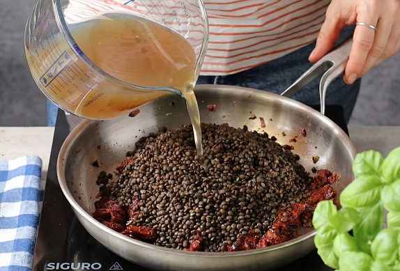 Krémová černá čočka