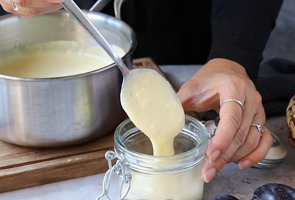 Krupicový dezert se švestkovým rozvarem