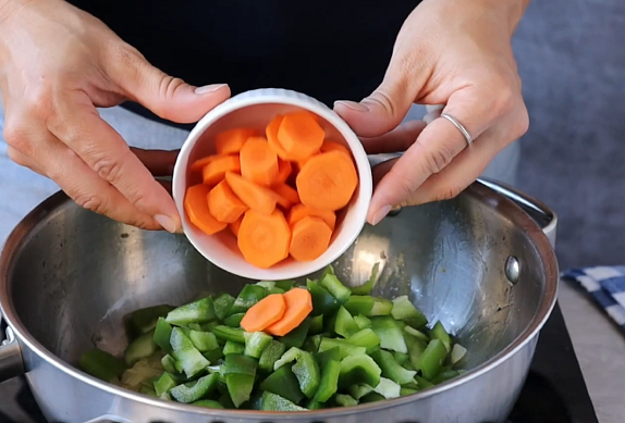 Španělská bramborová polévka