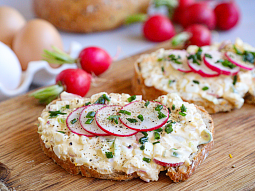 Vajíčková pomazánka s ředkvičkami