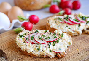 Vajíčková pomazánka s ředkvičkami