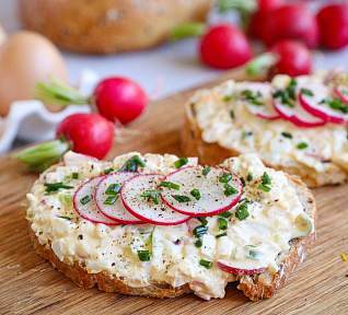 Vajíčková pomazánka s ředkvičkami