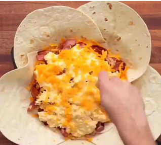 Plněná tortilla s mletým masem, sýrem a omeletou