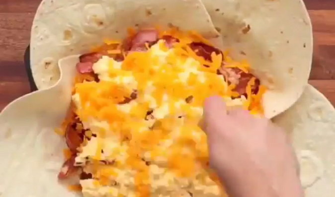 Plněná tortilla s mletým masem, sýrem a omeletou