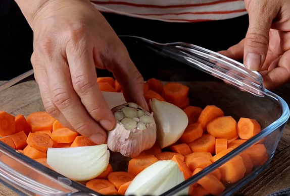 Polévka z pečené mrkve a červené čočky