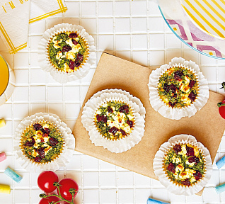 Muffiny se špenátem, fetou a sušenými rajčaty